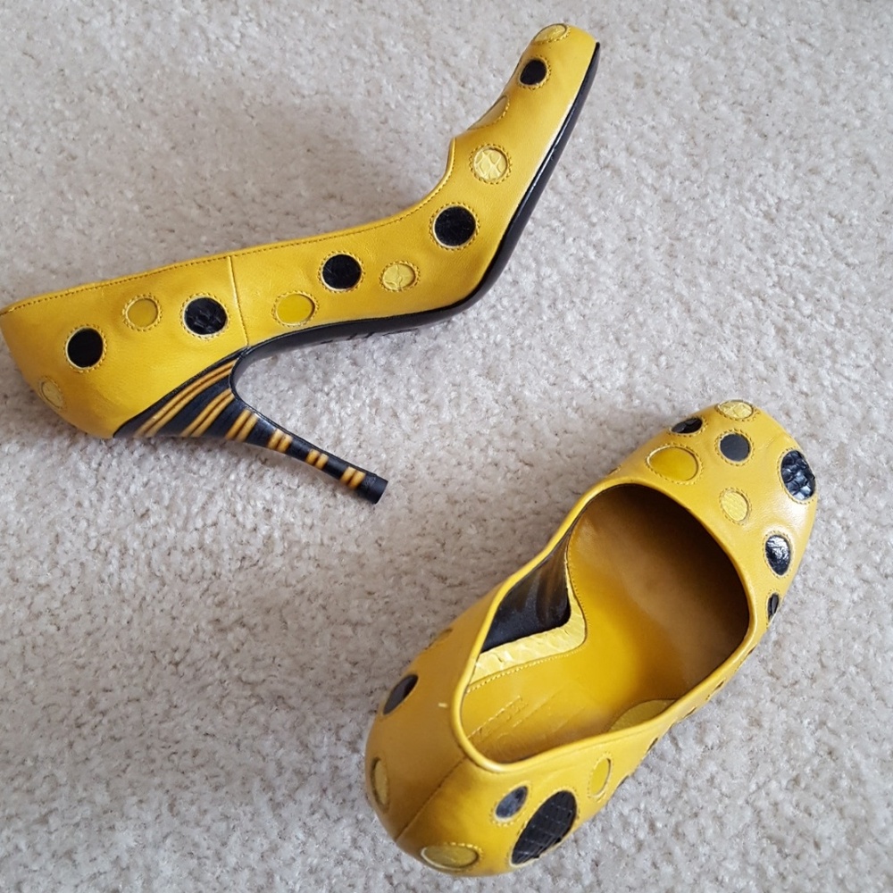 Alexander McQueen Yellow/Black Polka Dot Pump - Picture 3 of 10